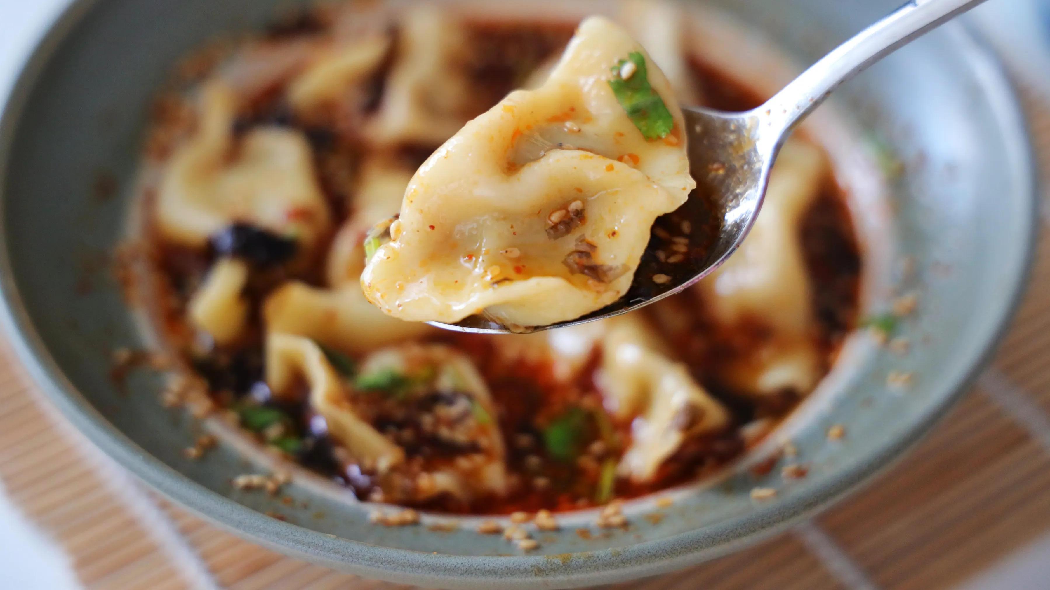 饺子|大雪将至，没有什么比一碗酸汤水饺更过瘾，酸辣爽口更开胃，超赞