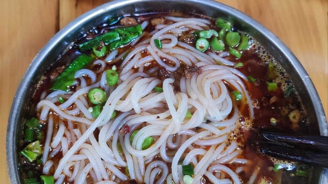 糍粑|成都这家十几年的老店，开不开门看老板心情，客人坐在路边吃得欢