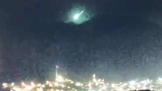 马里亚纳海沟 国外网友拍到不明物体在空中爆炸：绿色亮光照亮整个天空