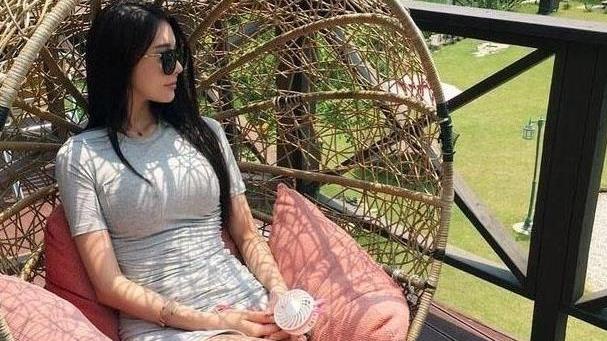 我爱的人飞走了|美女模特钟爱瑜伽，凹凸感十分抢眼，一字马更是说来就来
