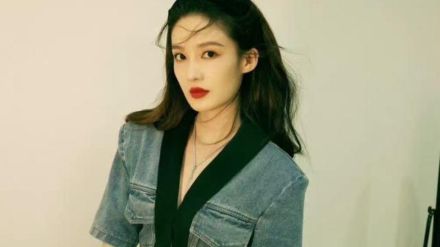 宁静|李沁眼光真不错，牛仔look搭配高筒靴，摩登少女很时髦