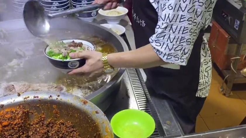 胡辣汤|河南郏县的特色美食，9元一碗肉给得多，当地人一天不吃就心欠欠