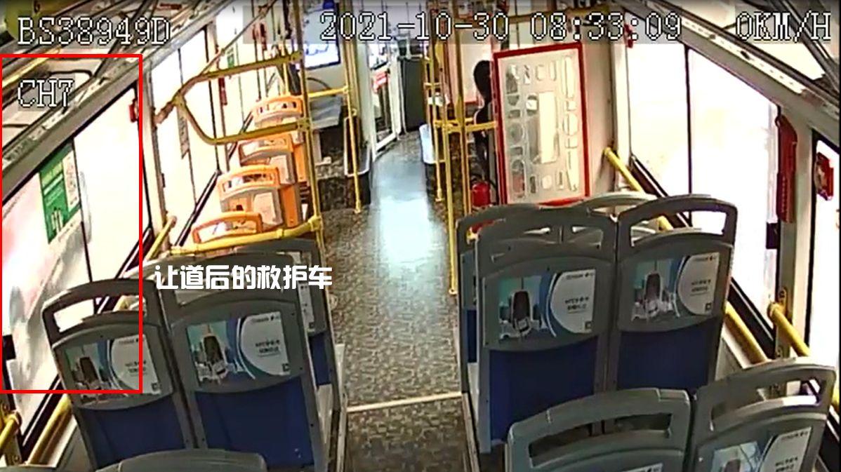 听见救护车警笛声后，深圳一公交司机教科书式闯红灯让出“生命通道”