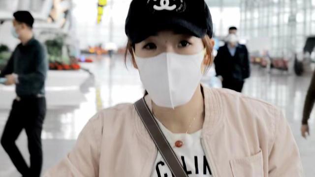 刘诗雯 国乒女神刘诗雯现身，刚做美甲的指甲很漂亮，女粉丝送她魔鬼戒指