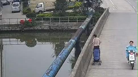 宁波 宁波一妈妈将婴儿放在桥边，含泪跳进河中，监控拍下心碎瞬间