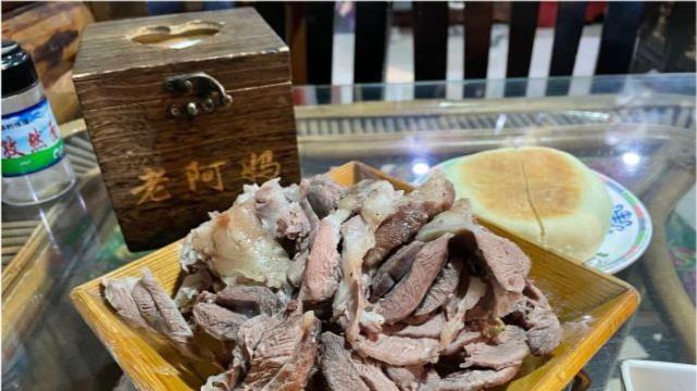 内蒙古|内蒙古的传统早餐店，早上7点就挤满人，来吃的全是外地人