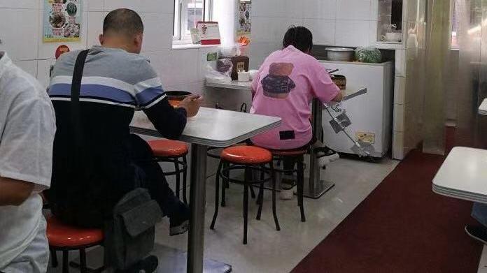 汤包|上海藏在居民楼里的神秘汤包店，一笼秘制汤包50元，生意火爆了20多年