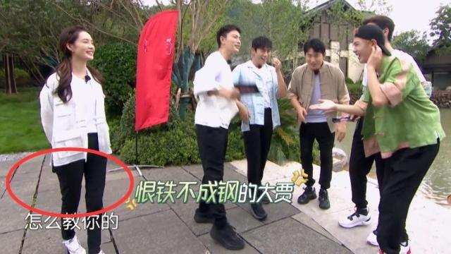 李沁|李沁为玩游戏方便，特意选择紧身裤，和黄明昊同框腿型对比引争议