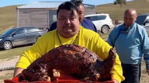 胡萝卜|恩克家菜单曝光，一斤蒙古包子100元，网友：怎么不去抢？