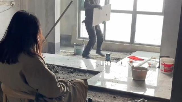 女孩第一次装修新家不放心当监工，女孩：师傅你是做什么工作的