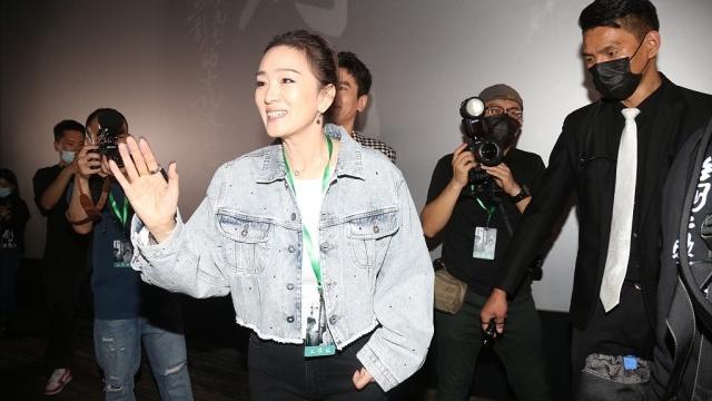 南瓜 20多年前的巩俐也挺摩登，短发样子挺罕见，牛仔夹克穿得潇洒帅气