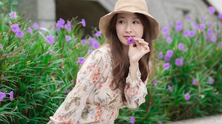 连体 V领印花连衣裙是很多圆脸妹纸们的最爱，会有拉长脸型的效果