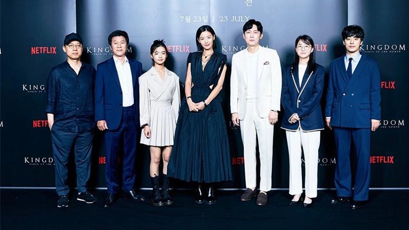 全智贤|全智贤终于换发型，齐肩短发配暗黑长裙又美又飒，腰部挖空很撩人