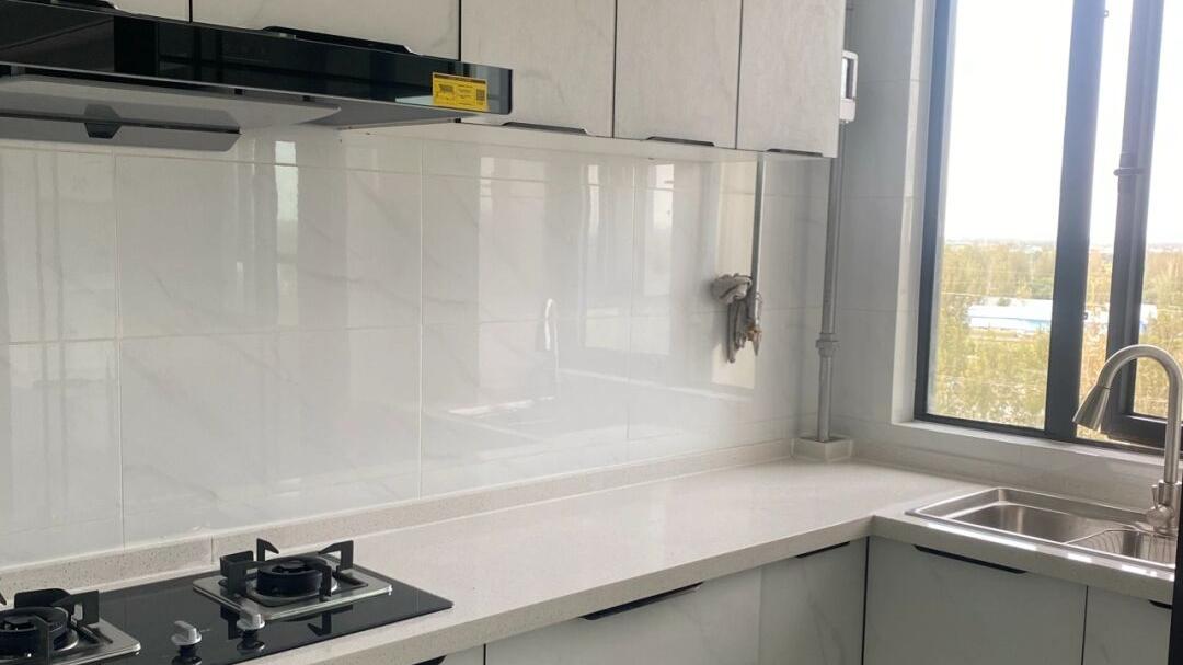 历时四个月穷装修，打扫干净真好看，吊顶贴金属线条，特别满意！