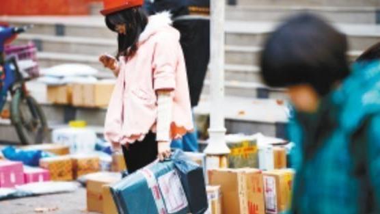 一高校快递驿站火了，“装修”风格让人调侃：这之前难道是猪圈？