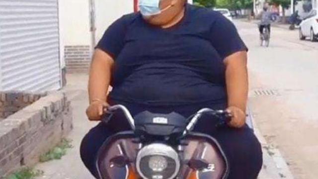 保湿 抽华子开GL8，600斤胖猴仔开始减肥，以后晚餐就只吃青菜？