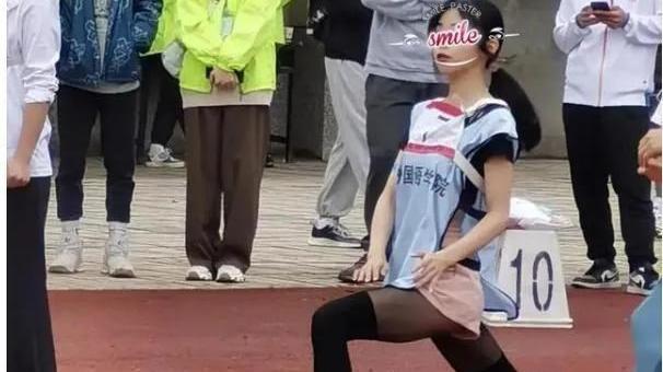广州一女大学生，穿着黑丝裤袜参加运动会，后续同学说出了真相