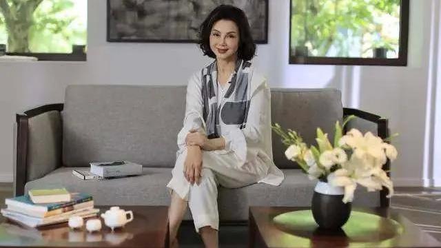 谢玲玲|24岁嫁豪门，老公出轨公婆帮她争4亿赡养费，如今活成自己的豪门