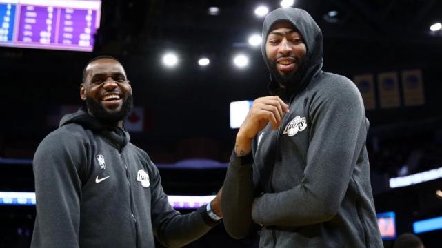 湖人双核互怼！老詹调侃浓眉被气得去看医生了，后者愤怒表情回应