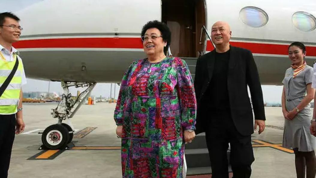 倚龙说情感|80岁唐僧夫人为河南捐1千万，69岁迟重瑞合影站后排，被指地位低