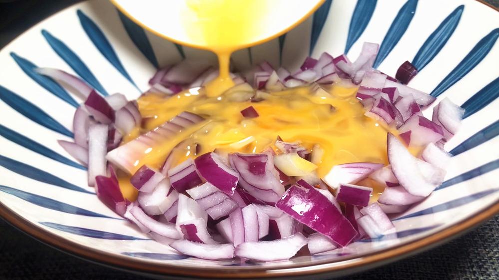 牛肉|洋葱淋入鸡蛋液，79岁奶奶常用洋葱这样吃，三高稳精神好，厉害了