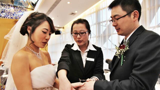 我喜欢你恩|前女友大闹婚礼现场：让你房产证加我的名字，你却转身娶了女闺蜜