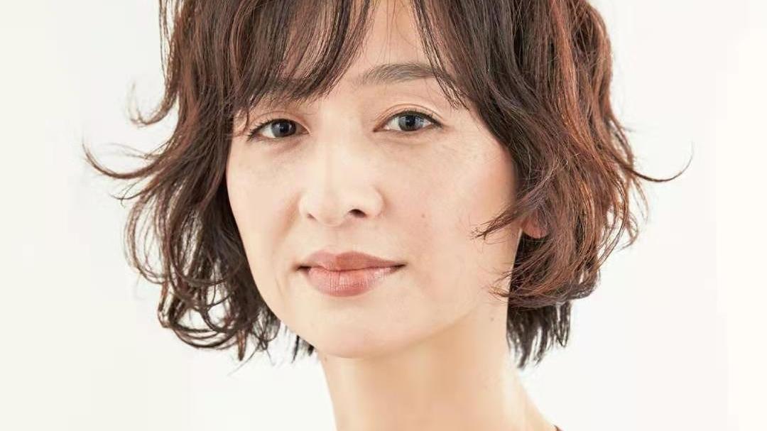 穿衣搭配 五六十岁的女人，尽量别染这三种颜色，不仅显老土气还很伤发质