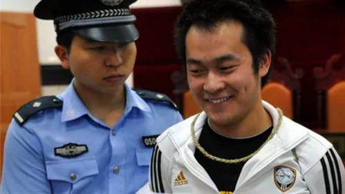 贵州21岁少年为追求刺激，当街抢劫杀人，被判死刑后还一脸阴笑？