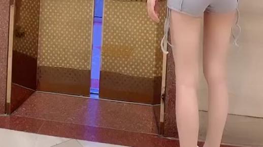 那么晚美女还自己坐电梯，胆子够大的！