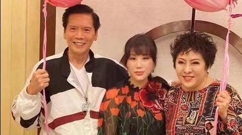 发型|向太越来越时髦，穿那么花的裙子还烫“泡面卷”，不土反而挺洋气