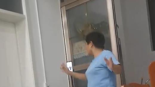 生无可恋！河南一妻子在客厅放视频学跳舞，丈夫对空背景墙发呆