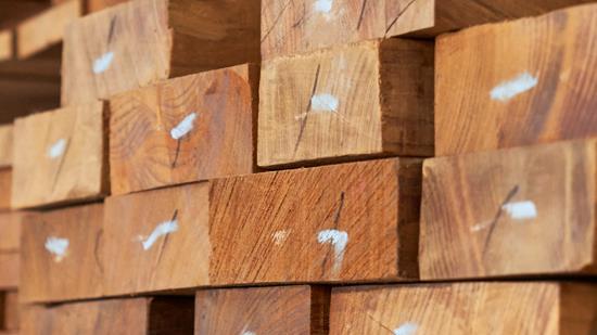 关于如何清洁和修复花园柚木家具