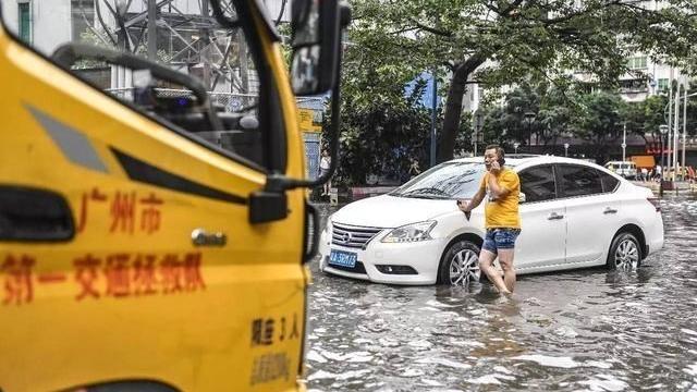 何沐青谈|小伙暴雨中拖车收费50元被骂：一颗老鼠屎坏一锅汤、劣币驱逐良币