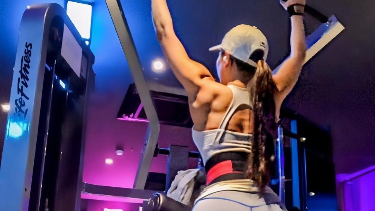 洗发水 韩国“宅男女神”，S级身材令人羡慕，这个马甲线，看完想恋爱了