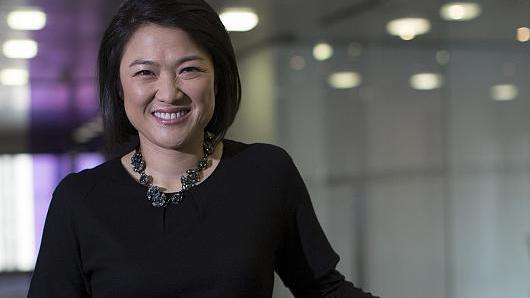短发|潘石屹老婆不当阔太当“霸总”，职业长裙配短发，女强人气场十足