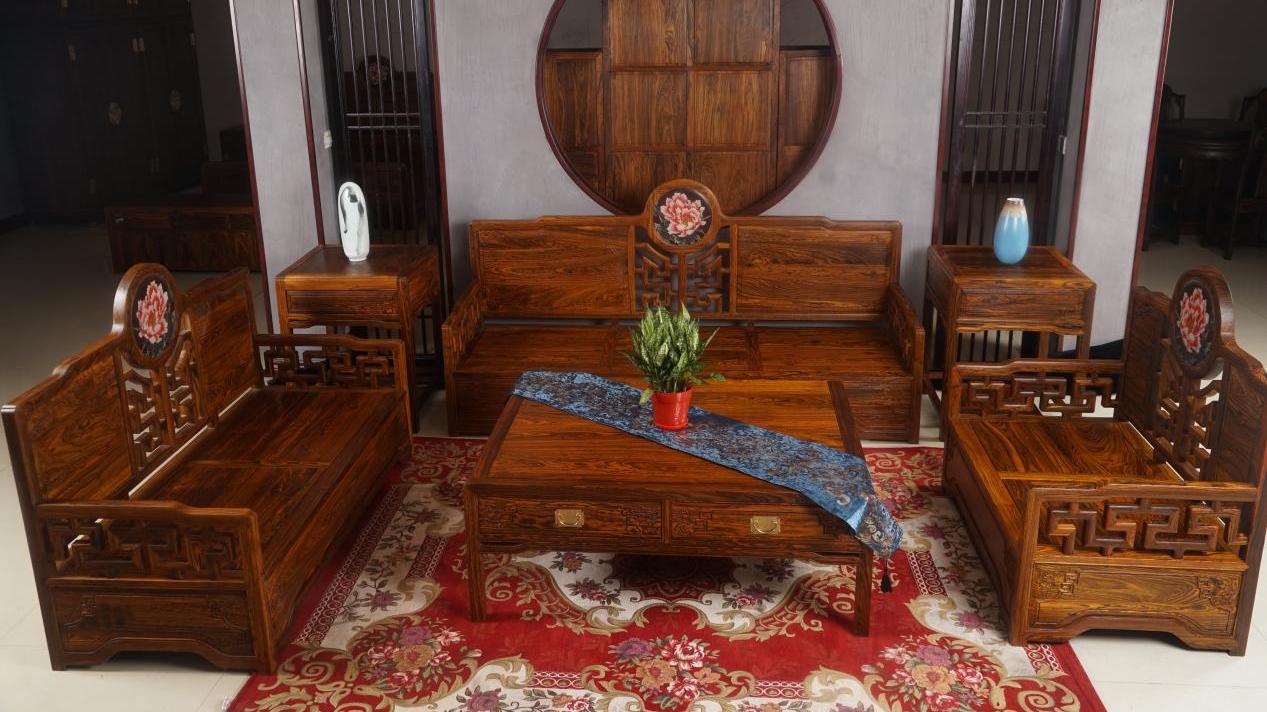 红木家具：配合装修风格，具体还要看购买的家具颜色