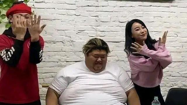 猪大肠 胖猴子更新视频打破谣言，一个决定获网友支持，吃两只烤全羊庆祝