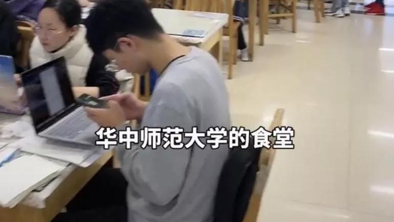 哲学筱筱 朋友圈2张对比照刺痛无数父母：孩子，我为什么要逼你上名校？