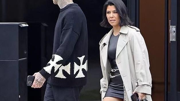 单依纯|42岁卡戴珊大姐素颜照真显老！裹迷你皮裙勒出大腿肉，秀性感失败