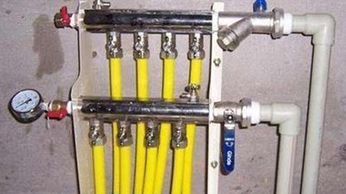 地暖分水器放到卫生间里行不行？