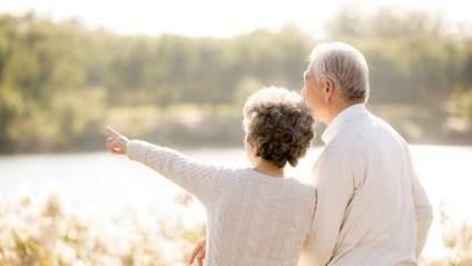 子晨情感小酒馆|相恋13年，75岁男友逼36岁女友堕胎：我已经老了，这是为了你好