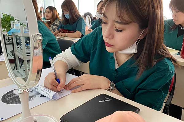 美甲 学完美甲美睫技术之后可以直接开店吗？