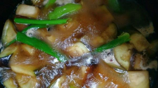 茄子|羊肉炖茄子，煽炒多量原料火力要小，但时间要长