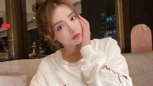 汪小菲|麦迪娜抱女儿合照，轻戳女儿小脸满是爱意，美丽小长腿像爸爸姜潮