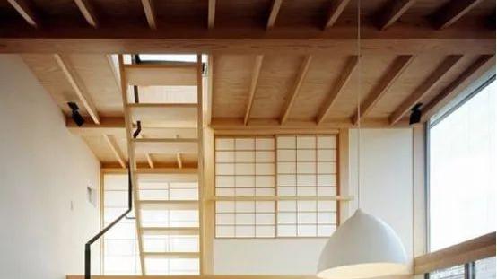 日本人楼梯的花样就是多，围着楼梯口打圈地台，人人都能有个小书桌！