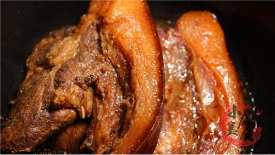 核桃|猪肉直接放入酱油中泡2天，味道比腊肉都香，学会过年你就是大厨