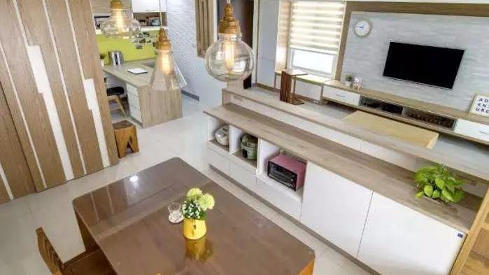 全屋实木柜让木工现场订做，尤其客厅里的半矮墙邻居奶奶说真实用