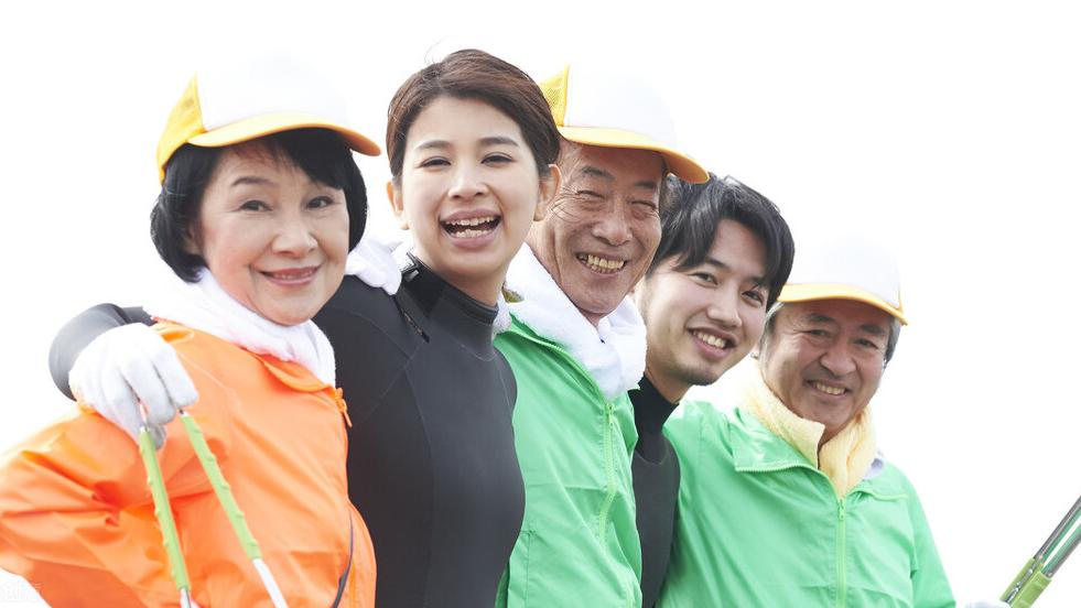 上官天竹|六十岁退休母亲仍去干保洁，子女理直气壮啃老，养老指望他们？
