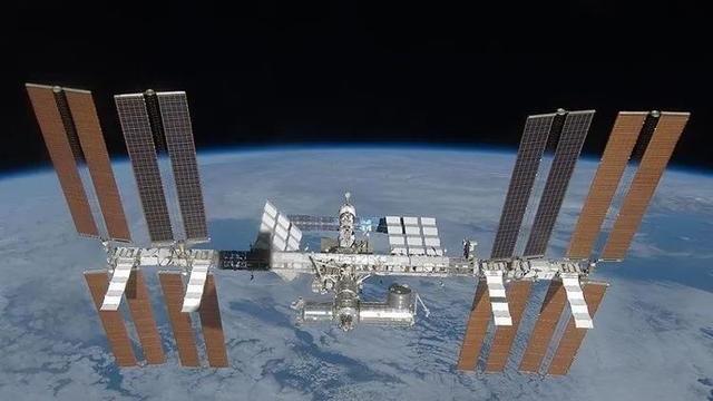 空间站 空间站为什么可以悬浮在太空不会掉下来？绕地球一圈需多长时间？