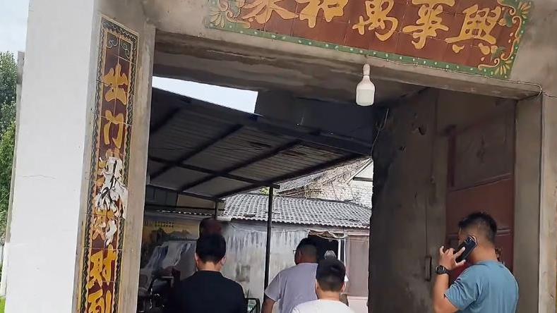 徐州|徐州农村小破店，80元的菜放半袋鸡精，想吃全靠抢